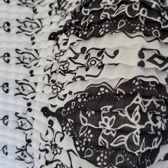 3/$30 TanJay Petites Stretch Pleat Sleeveless Top - Picture 4 of 6